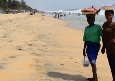 Cote d'Ivoire - women products sellers on the beaches