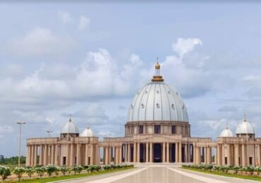 Yamoussokro-Basilica de Notre-Dame de la Paix-v3